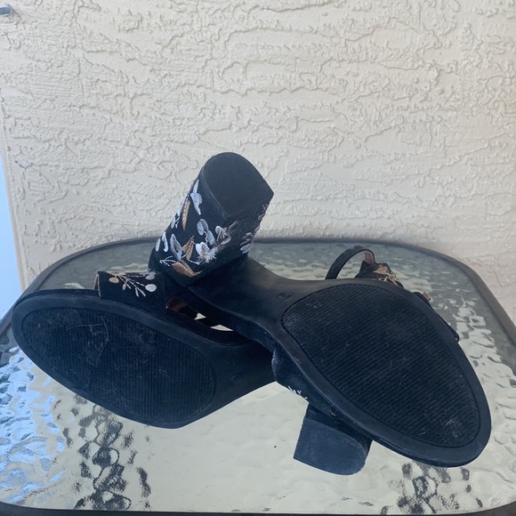 Size 9 Embroidered high heel sandal - Picture 3 of 4